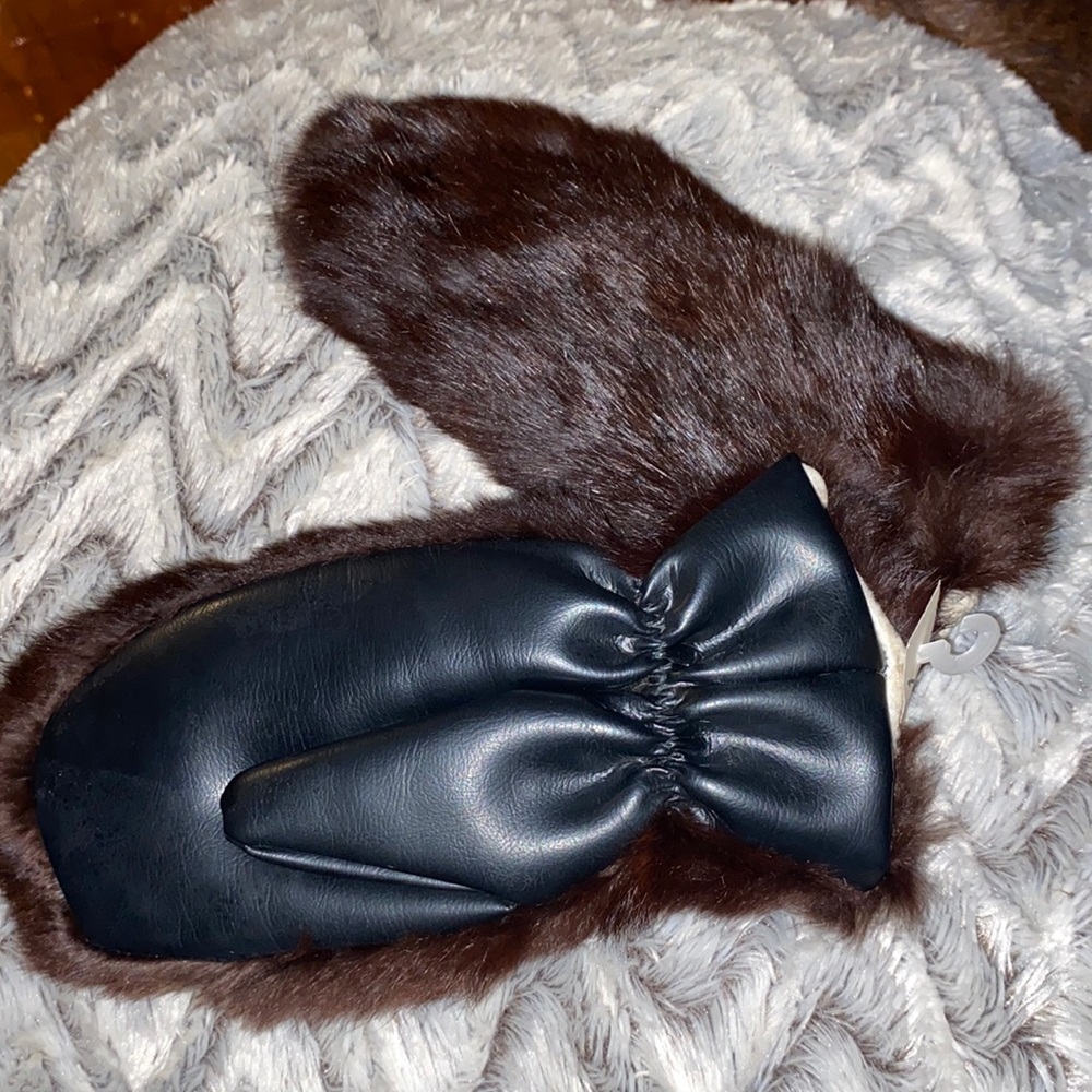Vintage mitts, no brand. Tag was pulled